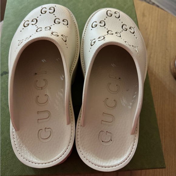 Gucci White and Cream Mules with Slip-On Style and Distinctive Pattern - Picture 3 of 9